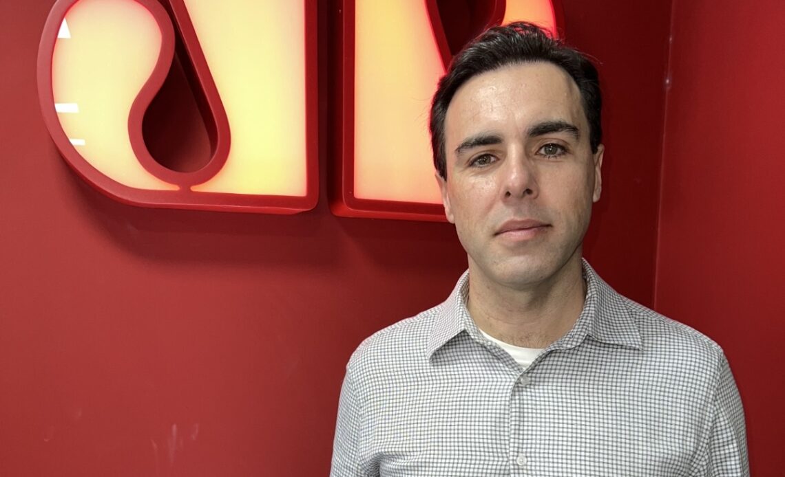 Jovem Pan News contrata ex CNN Rafael Colombo A Brasília